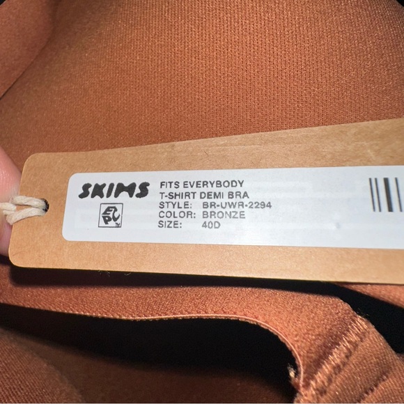 SKIMS Fits Everybody T-Shirt Bra - Picture 9 of 9